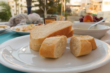 bir fast food restoranda tam gıda plaka