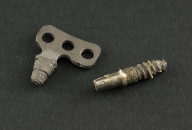 Diş implantı çene kemiğinden çıkarılmış. 