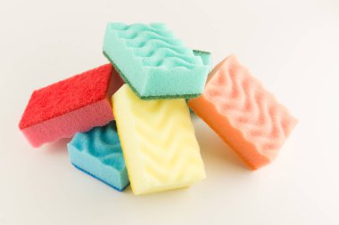 Sünger süngerler beyaz arka planda yıkanmak için izole edilmiş.