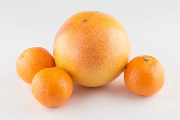 Свежий сочный апельсин и мандарин изолированы — стоковое фото