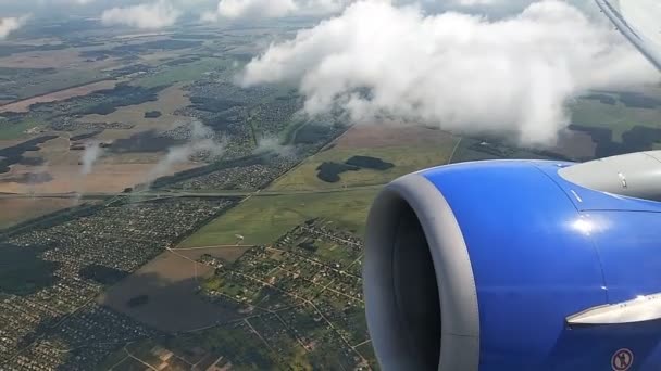 エンジン上の空飛ぶ航空機の窓からの眺め — ストック動画