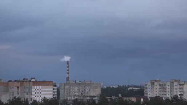 Fumo Proviene Dalla Pipa Della Fabbrica Sopra Città — Video Stock