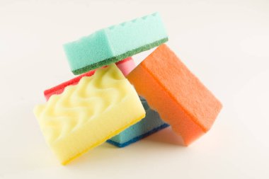 Sünger süngerler beyaz arka planda yıkanmak için izole edilmiş.