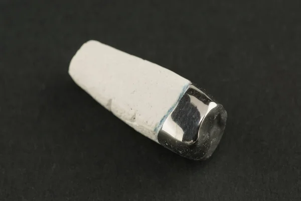 Изолированные зубные коронки из металла — стоковое фото