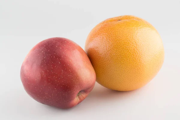 Maçãs e laranja isolado em um fundo branco — Fotografia de Stock