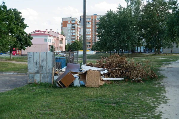 Yürüyüş yolunda bir çok çöp poşeti siyah atık — Stok fotoğraf