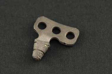 Diş implantı çene kemiğinden çıkarılmış. 