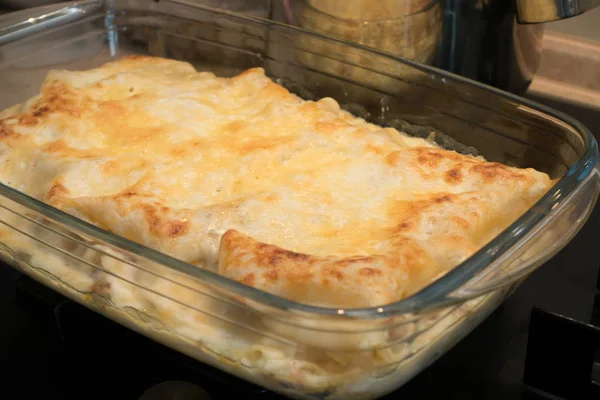 Récipient culinaire en verre avec lasagnes chaudes fraîches cuites au four — Photo