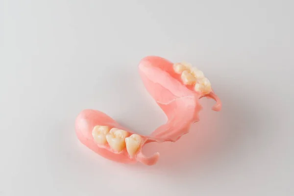 白を背景にした現代の入れ歯のイメージ — ストック写真
