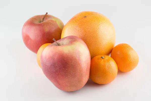 Яблоки и апельсин изолированы на белом фоне — стоковое фото