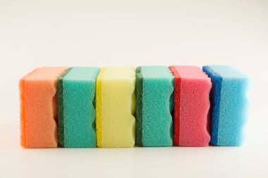 Sünger süngerler beyaz arka planda yıkanmak için izole edilmiş.