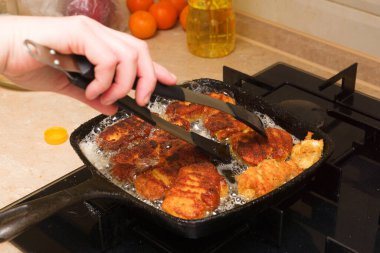 Nuggets gelen sıcak bir dökme demir tava üzerinde taze tavuk eti yemek