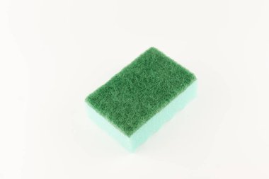 Bulaşık yıkamak için beyaz arka planda izole edilmiş renkli köpük süngerler.