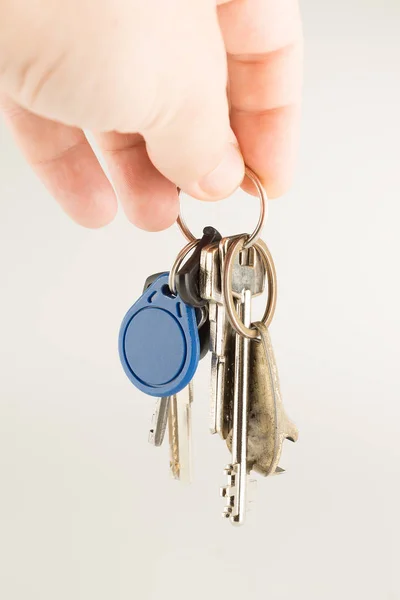 Anillo Llaves Atadas Una Cerradura Puerta Aislada Sobre Fondo Blanco —  Fotos de Stock