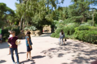 Barselona, İspanya - 17 Ağustos 2017: Gotik stil binası ve Guell Park 'tan Barselona kasabası üzerine hava manzarası.
