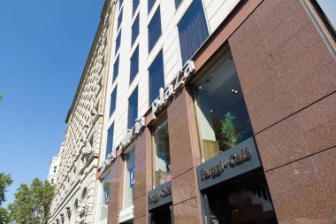 Barselona, İspanya - 17 Ağustos 2017: Barselona Avrupa 'nın turizm merkezidir. Her gün binlerce turist sokaklarda dolaşıyor..