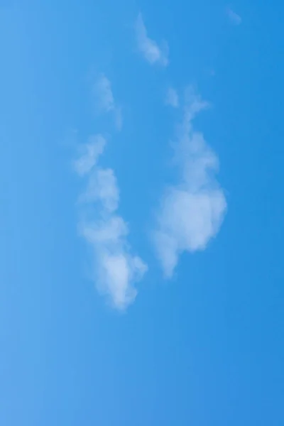 Блакитне Небо Літаючими Білими Світлими Хмарами — стокове фото