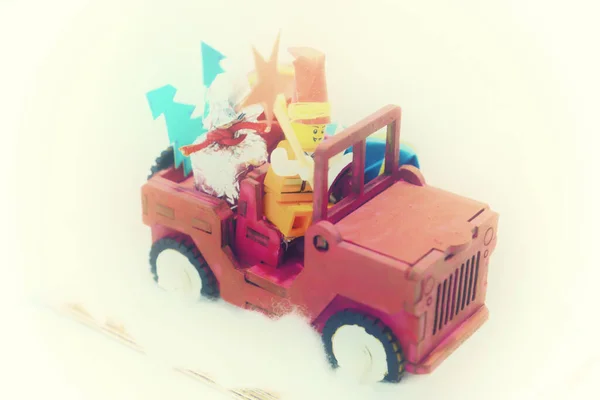 小圣诞玩具 自制的 带有礼物的汽车 — 图库照片
