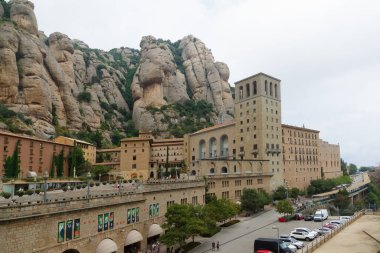 Montserrat, İspanya - 18 Ağustos 2018: Santa Maria de Montserrat Manastırı, güzel bir yaz günü, Katalonya, İspanya