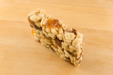 ahşap bir backgroun üzerinde fındık ve kuru üzüm incelik dikdörtgen parça