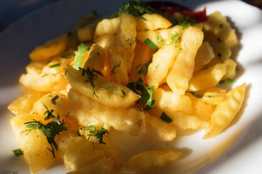 Açıkta beyaz bir tabakta lezzetli atıştırmalıklar