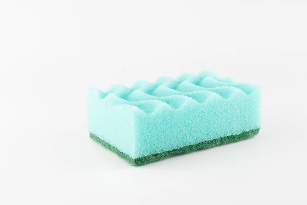 食器洗浄のための白い背景に隔離されたカラフルな泡ゴムスポンジ — ストック写真