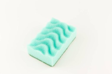 Bulaşık yıkamak için beyaz arka planda izole edilmiş renkli köpük süngerler.