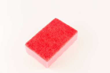 Bulaşık yıkamak için beyaz arka planda izole edilmiş renkli köpük süngerler.