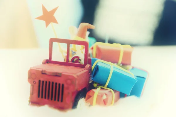 小圣诞玩具 自制的 带有礼物的汽车 — 图库照片