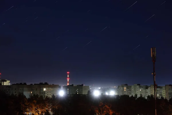 Estrelas Cadentes Brilham Céu Noturno Acima Cidade — Fotografia de Stock