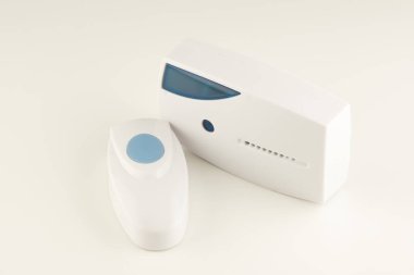 Beyaz arkaplanda izole edilmiş düğmesi olan elektrikli kapı zili