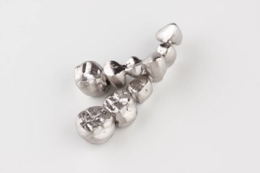 Diş kontrolü için yapay çelik kaplama.