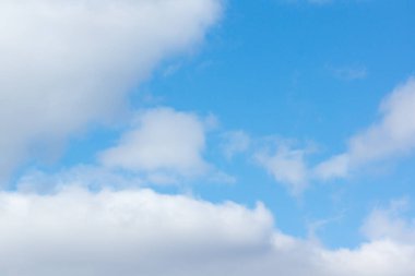 Uçan beyaz bulutlu mavi gökyüzü