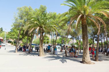 Barselona, İspanya - 17 Ağustos 2017: Gotik stil binası ve Guell Park 'tan Barselona kasabası üzerine hava manzarası.