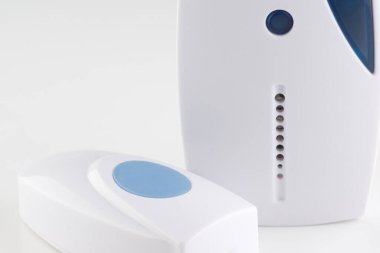 Beyaz arkaplanda izole edilmiş düğmesi olan elektrikli kapı zili
