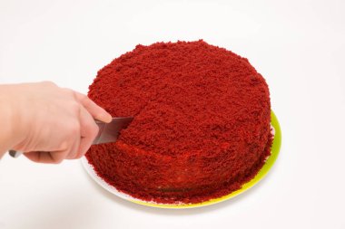 Kırmızı kadife adı verilen parlak kırmızı pasta beyaz bir grupta izole edilmiş.