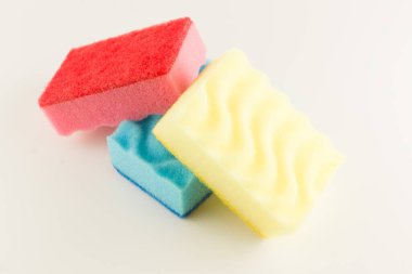 Bulaşık yıkamak için beyaz arka planda izole edilmiş renkli köpük süngerler.