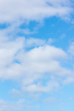 Uçan beyaz bulutlu mavi gökyüzü