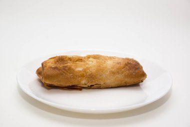 Taze pişmiş çıtır turta tabakta yatıyor.