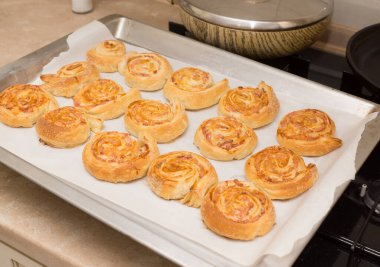 Ekmek şeklinde taze kokulu turta.