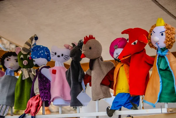 Vários feltro Mão Puppets à venda em um mercado de Páscoa na Hungria . — Fotografia de Stock