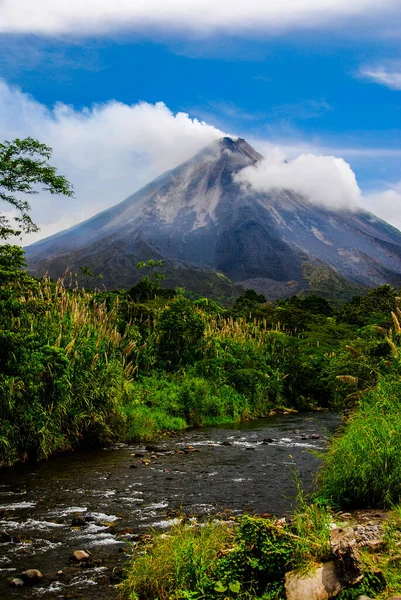 Volcán Arenal en el Noroeste de Costa Rica . —  Fotos de Stock