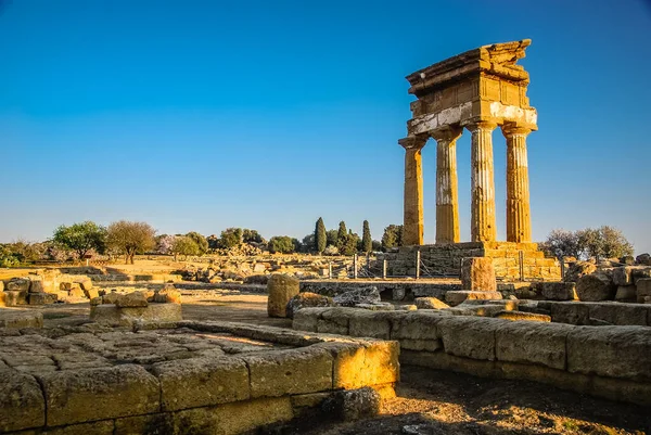 Agrigento, Sicilya, İtalya ile Castor ve Pollux Tapınağı kalıntıları — Stok fotoğraf