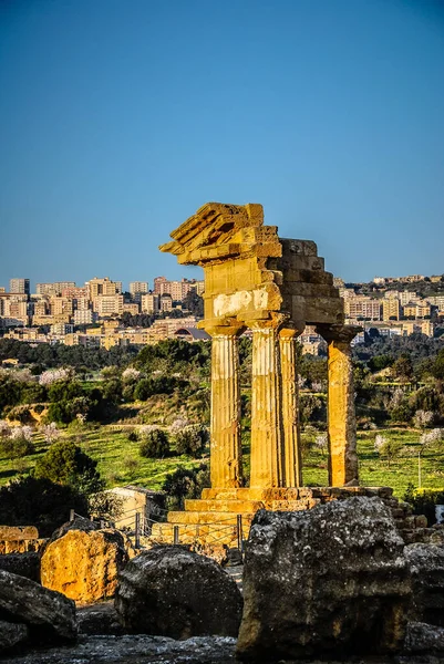 Agrigento, Sicilya, İtalya ile Castor ve Pollux Tapınağı kalıntıları — Stok fotoğraf