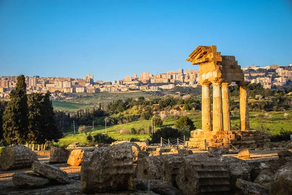 Agrigento, Sicilya, İtalya ile Castor ve Pollux Tapınağı kalıntıları — Stok fotoğraf