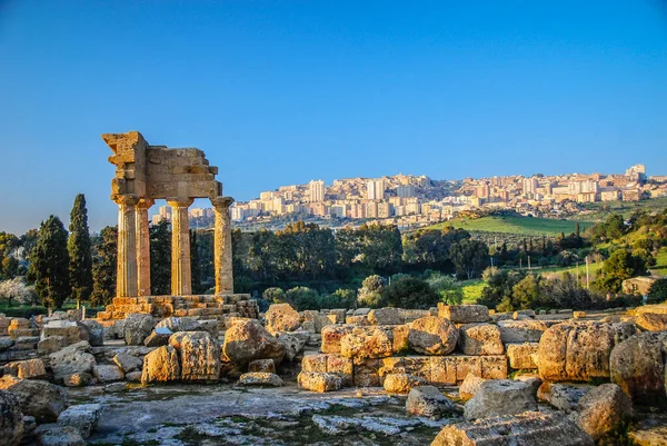 Agrigento, Sicilya, İtalya ile Castor ve Pollux Tapınağı kalıntıları — Stok fotoğraf
