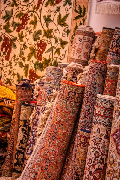 Färgglada persiska mattor staplade i ett hörn av en butik. — Stockfoto