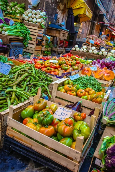 Catania, Sicilya 'da meyve ve sebze pazarı — Stok fotoğraf