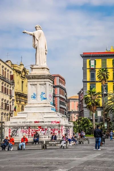 Piazza Dante es una gran plaza pública en Nápoles, Italia — Foto de Stock