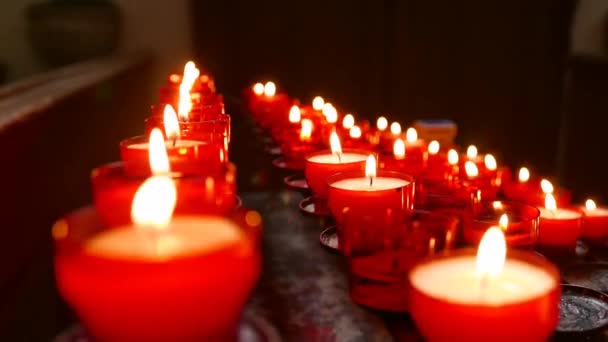 Rode Votive Kaarsen in een Kerk — Stockvideo